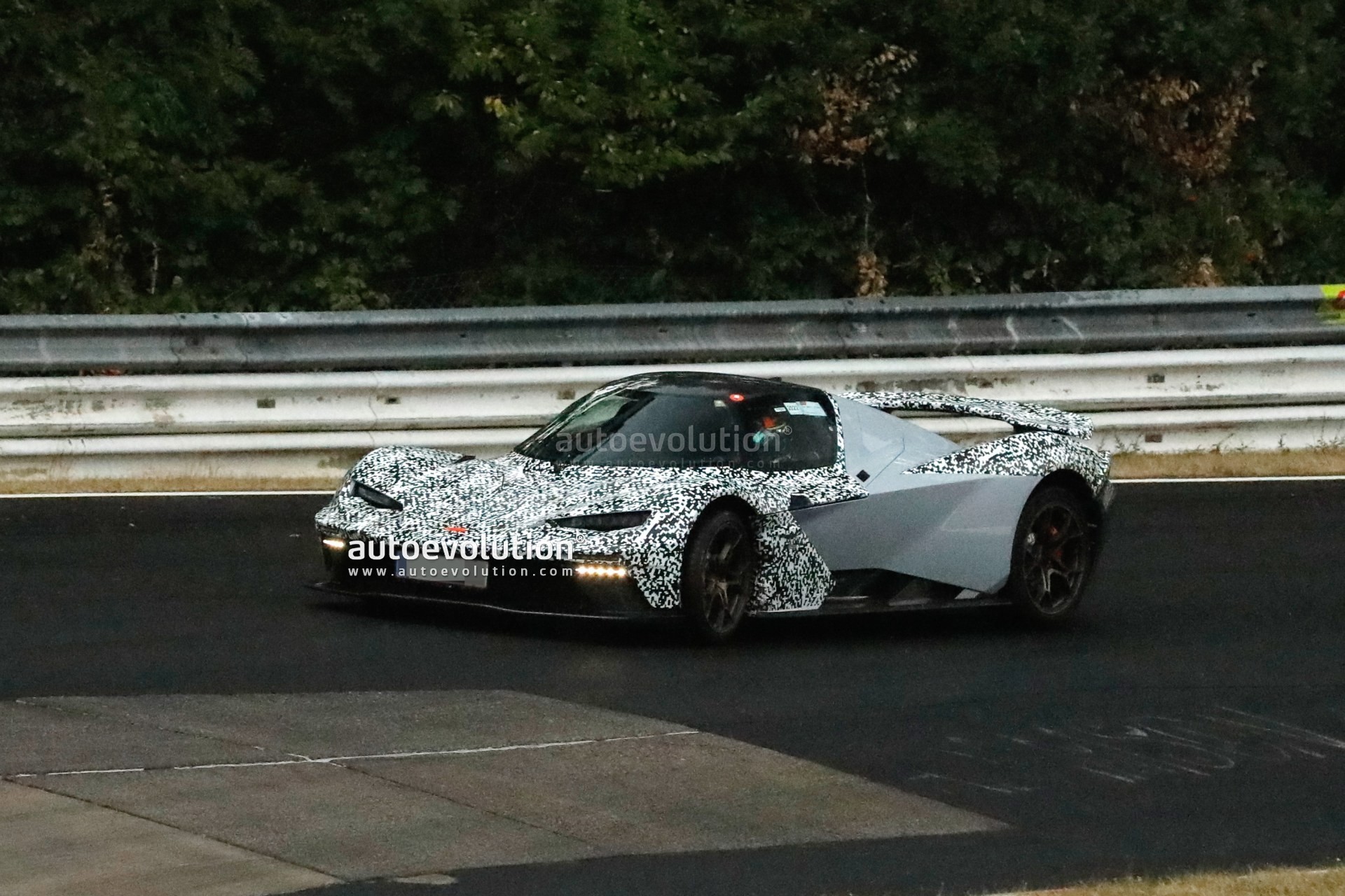 KTM X-Bow GTX 2023 surge camuflado em Nürburgring