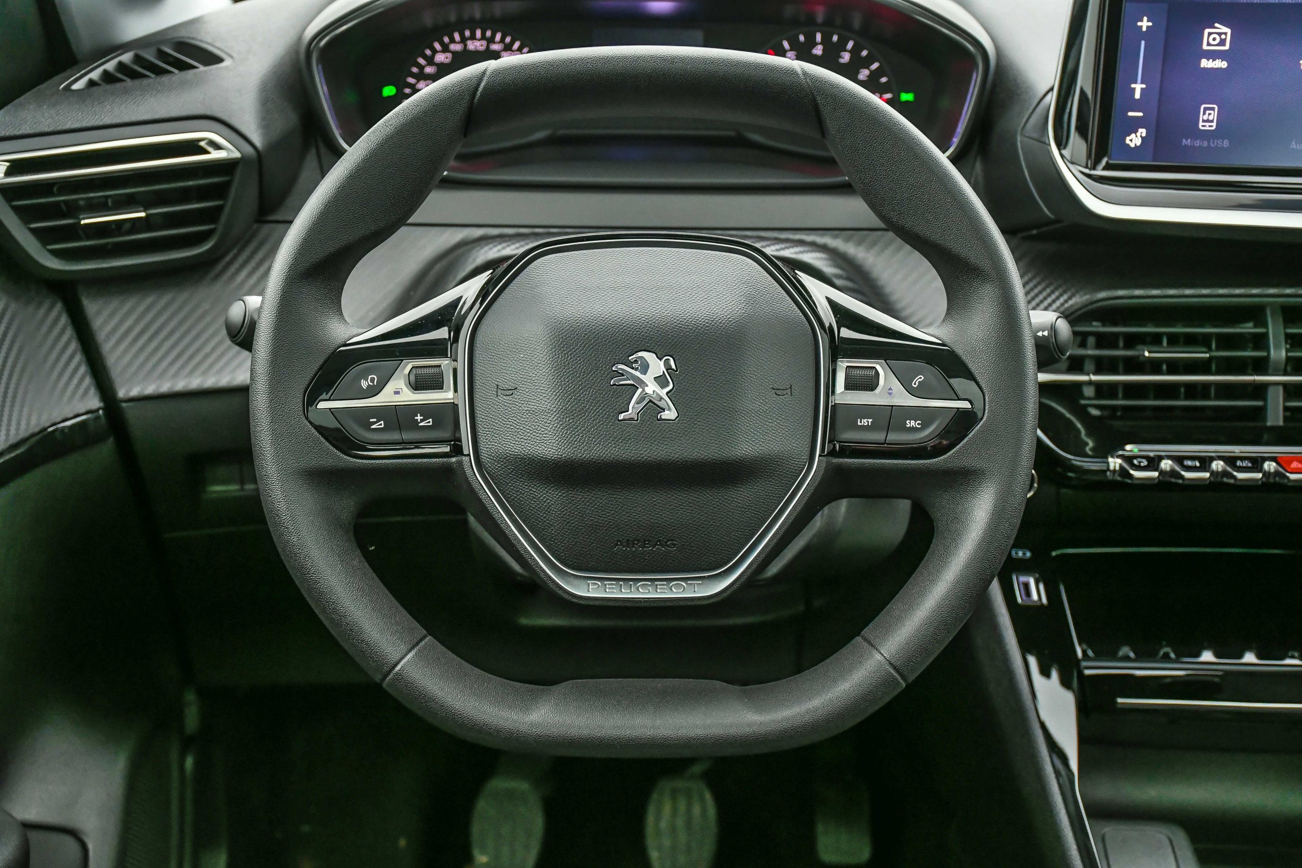  Interior utiliza plásticos de várias texturas, o que sugere acabamento mais refinado.