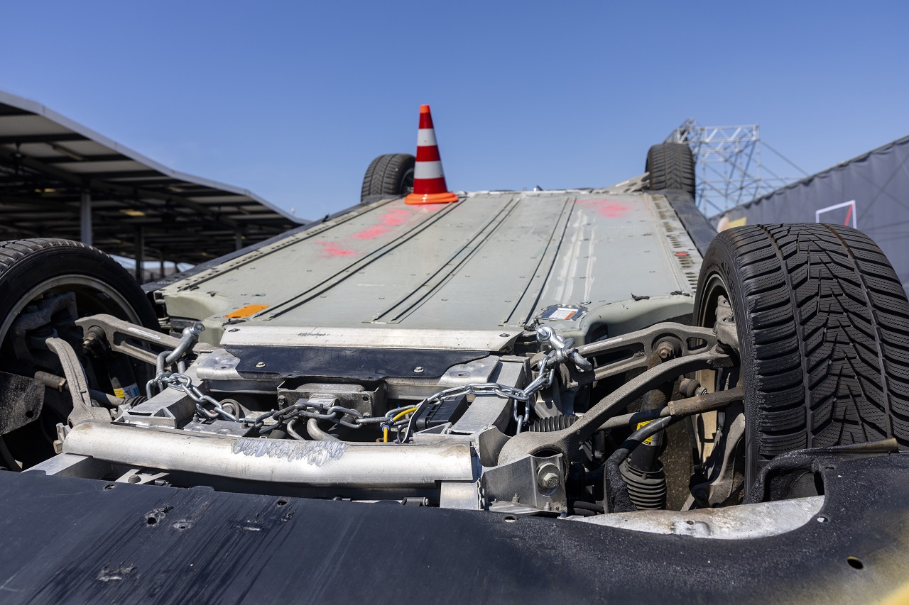 Schweiz Crashtest Elektroauto Duebendorf