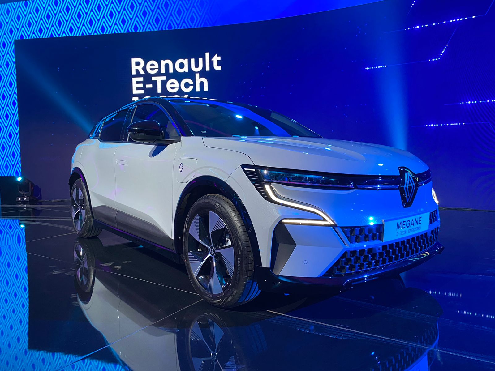 Renault lançará 14 modelos ETech 100 elétricos até 2025