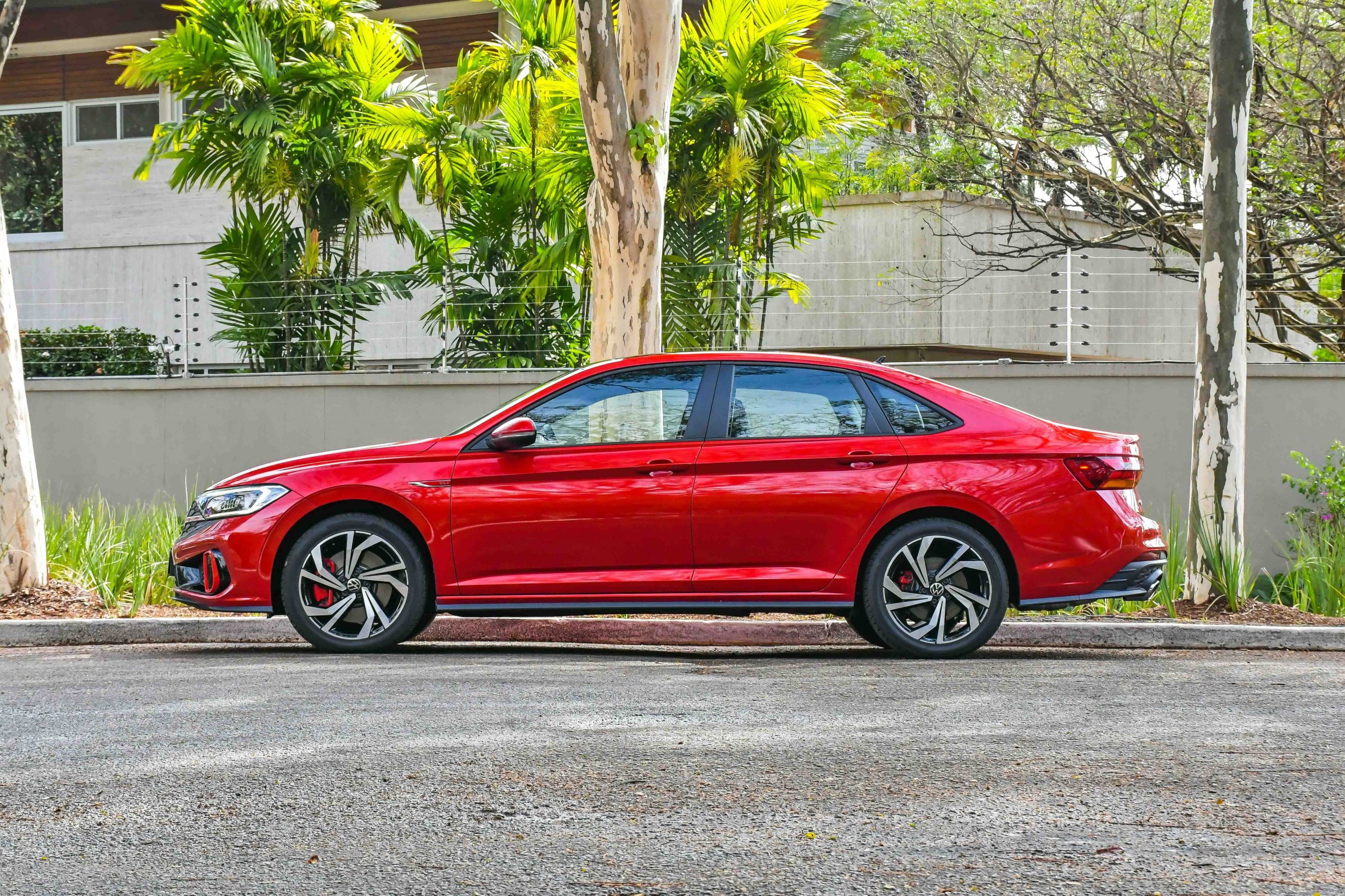  O<strong> Volkswagen Jetta GLI</strong> manteve a distância entre os eixos e a excelente capacidade do porta-malas