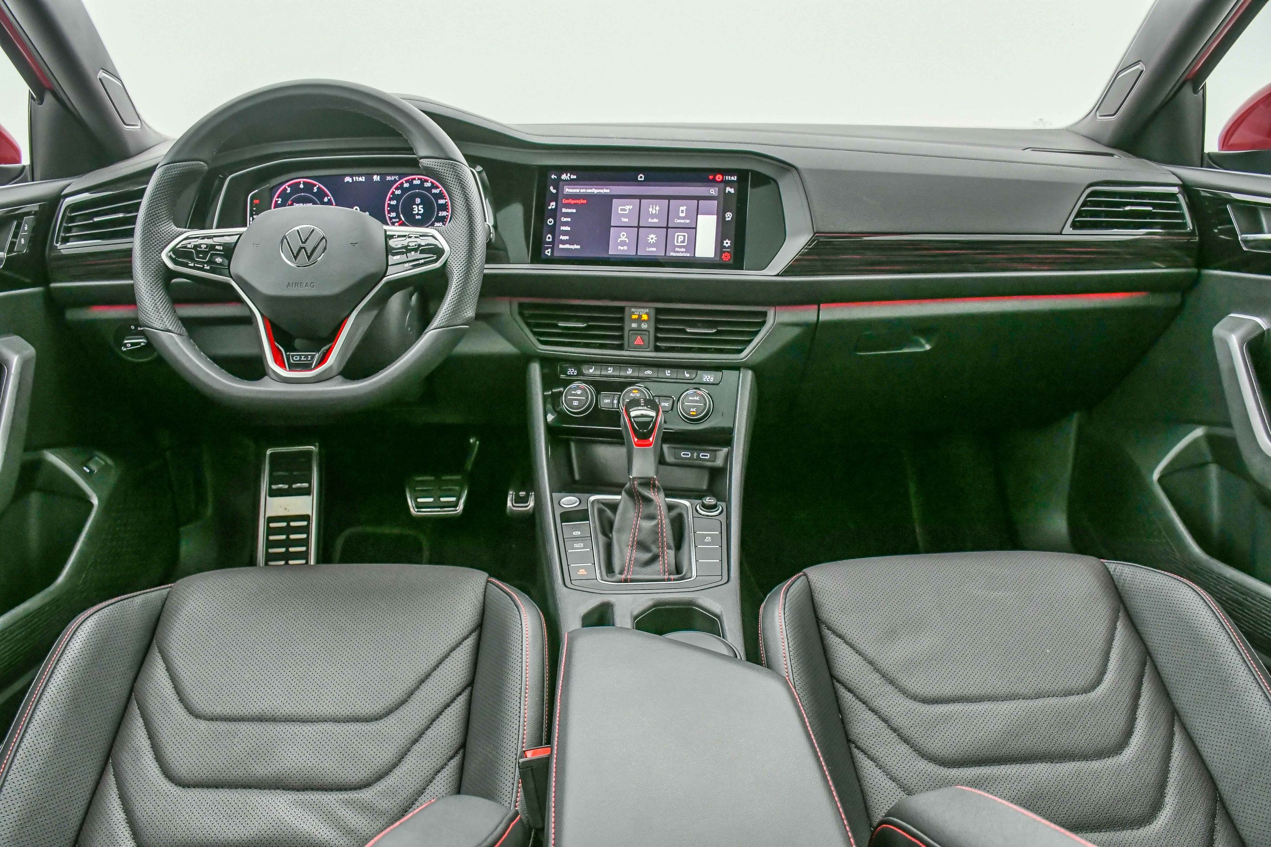  O novo volante e a central multimídia VW Play deixaram o interior do Jetta GLI mais atual