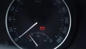 Quanto tempo dura uma bateria de carro: painel de instrumentos mostra quando a bateria tem problemas