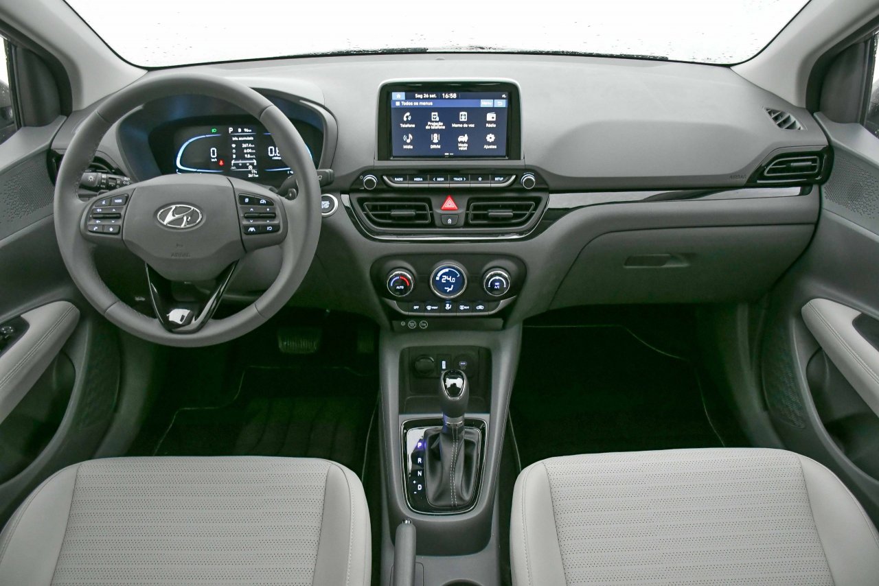  O Hyundai HB20S Platinum Plus tem painel de instrumentos digital e central multimídia com tela de 8 polegadas sensível ao toque