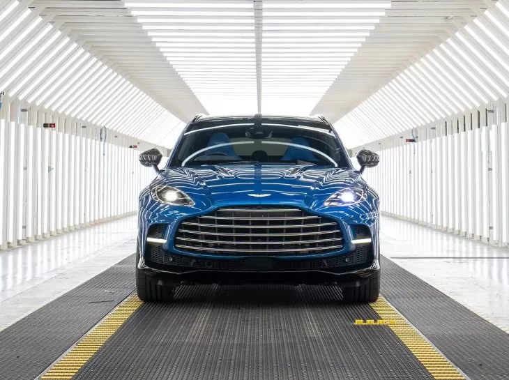 O furioso Aston Martin DBX 707 já chegou ao Brasil