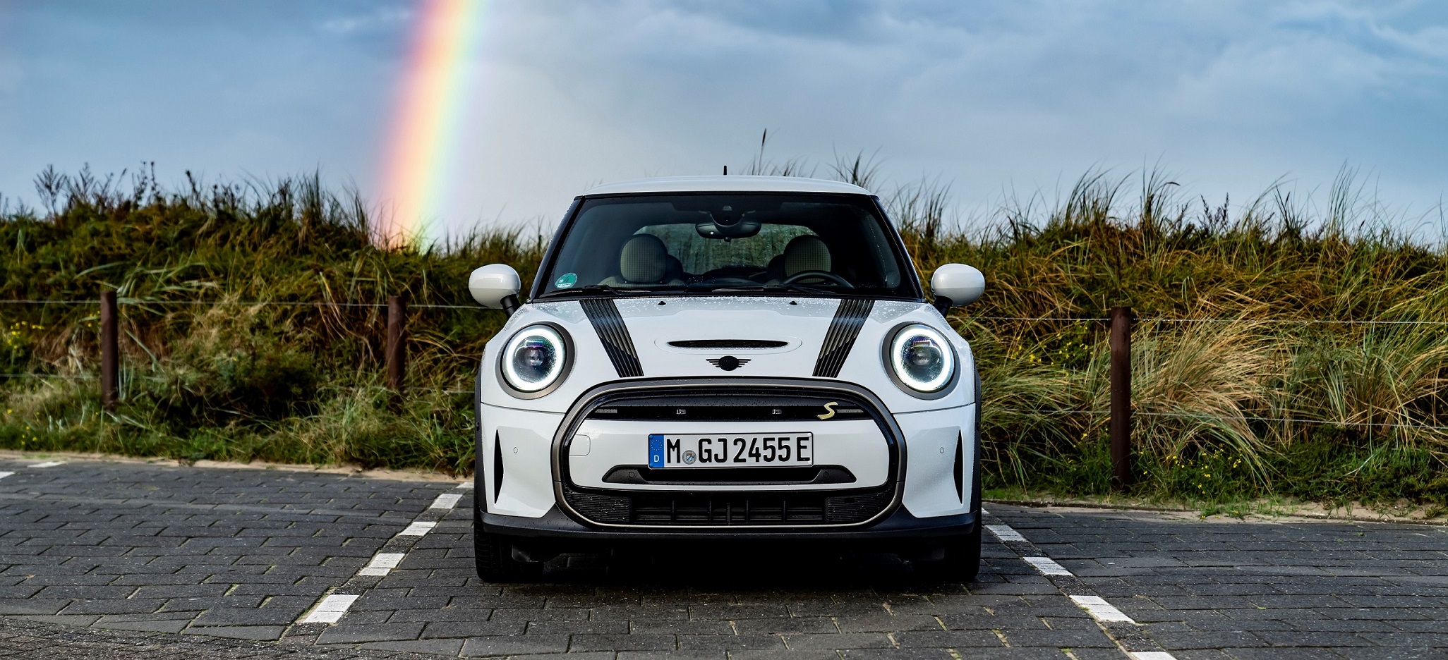 Mini Cooper S elétrico agora é preto e branco