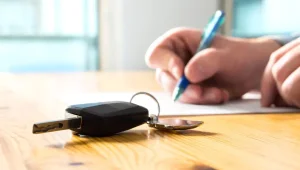 Chave De Um Carro E Uma Mão Com Uma Caneta e quanto custa vender na webmotors