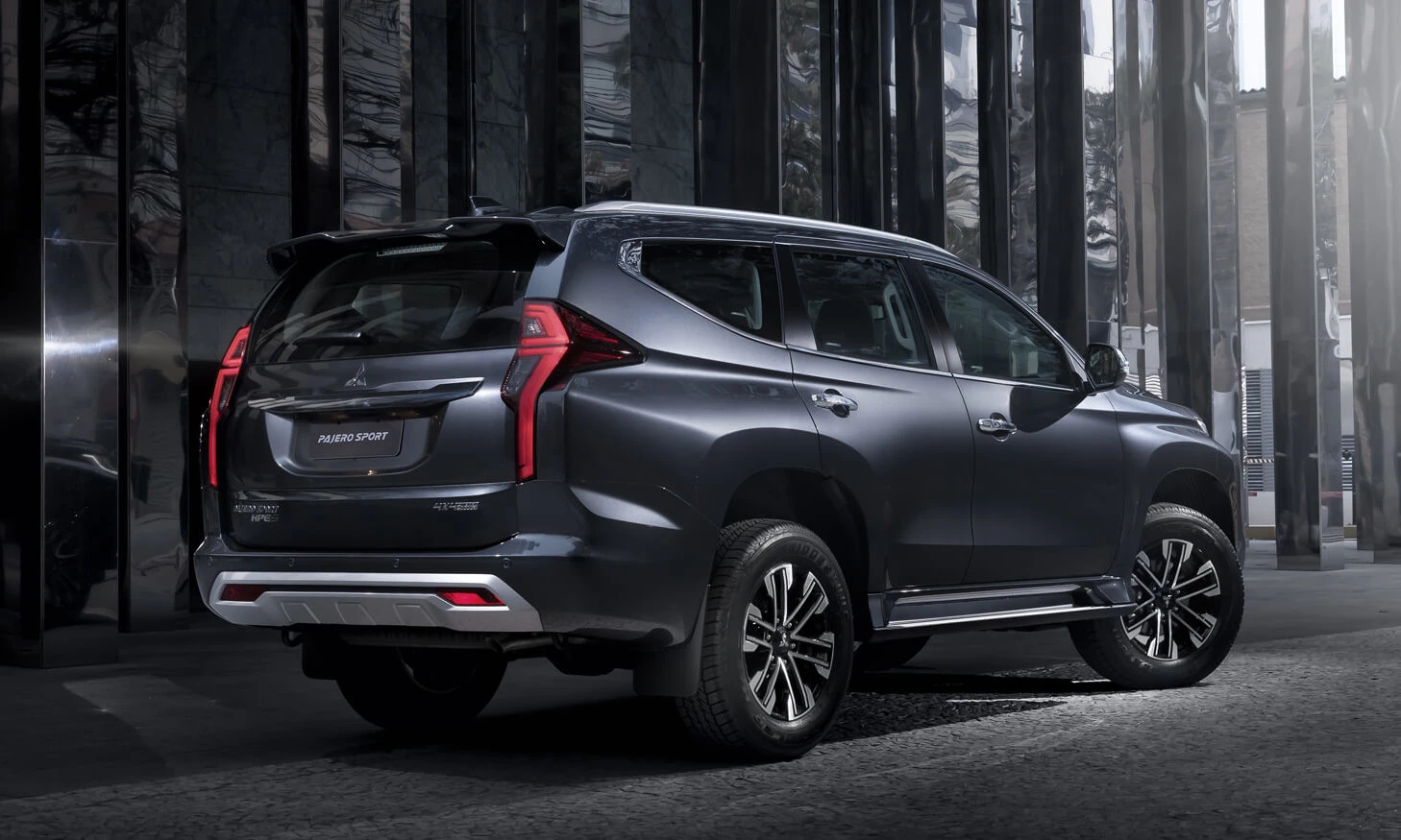 Mitsubishi Pajero Sport 2023 (2)