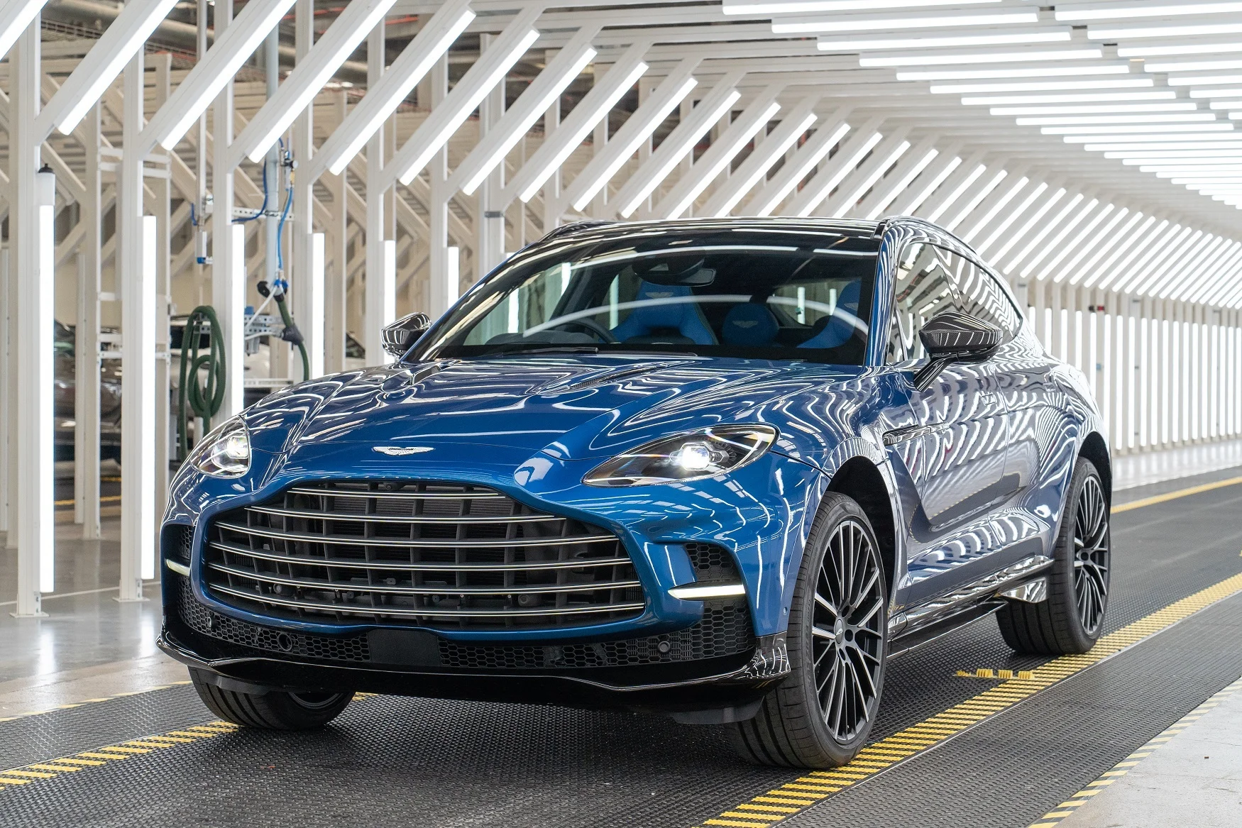 Aston Martin Dbx707 1