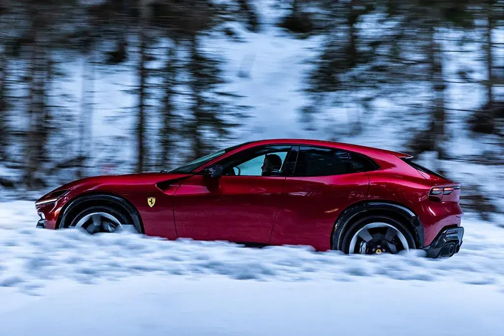  A Ferrari pode até chamar a Purosangue de SUV (ou FUV..), mas o modelo não tem a menor habilidade para a vida off-road