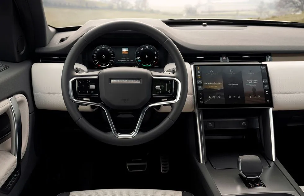 Land Rover Discovery Sport 2024 ganha telão Webmotors