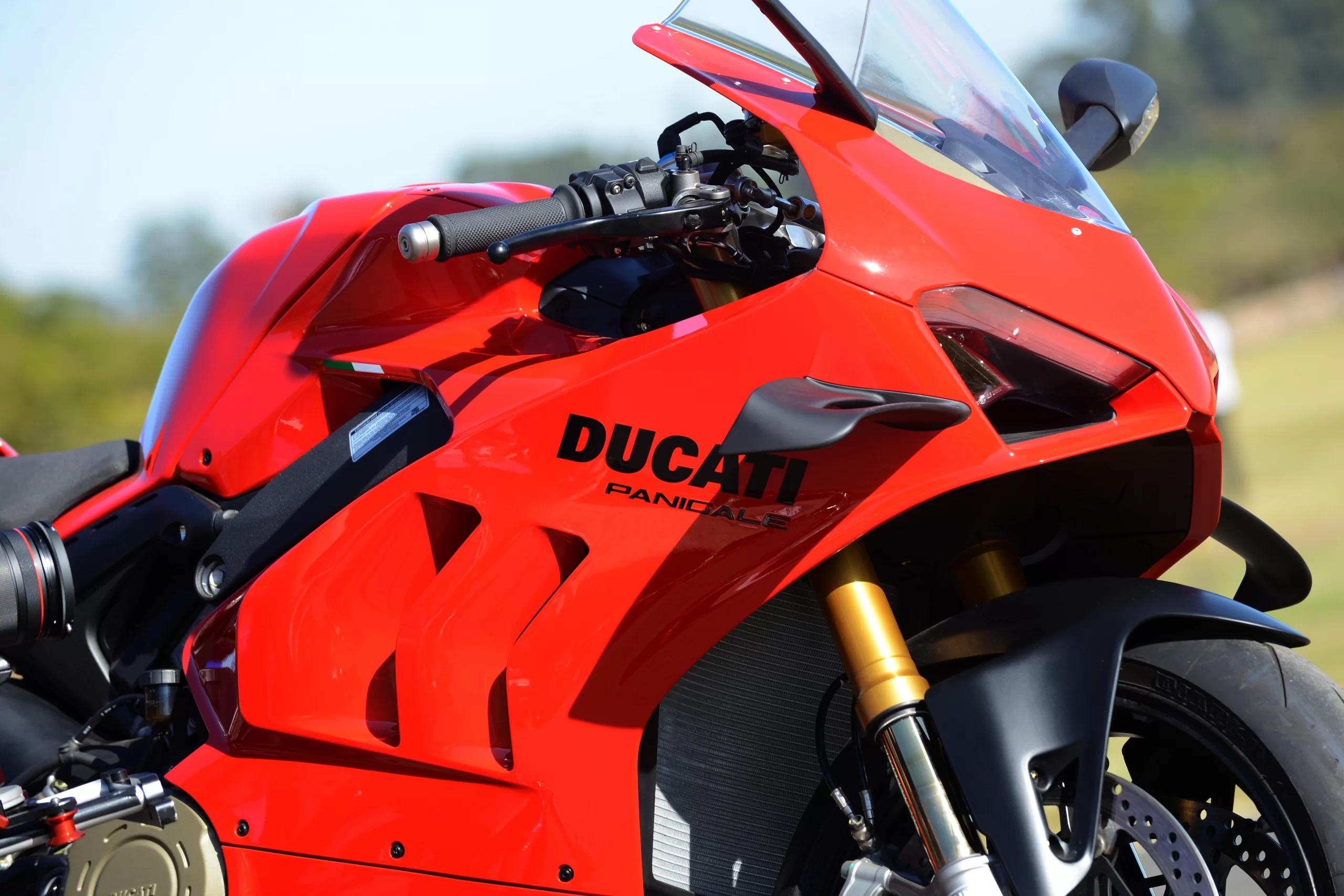 Ducati apresenta a linha 2023 da superesportiva Panigale V4 R