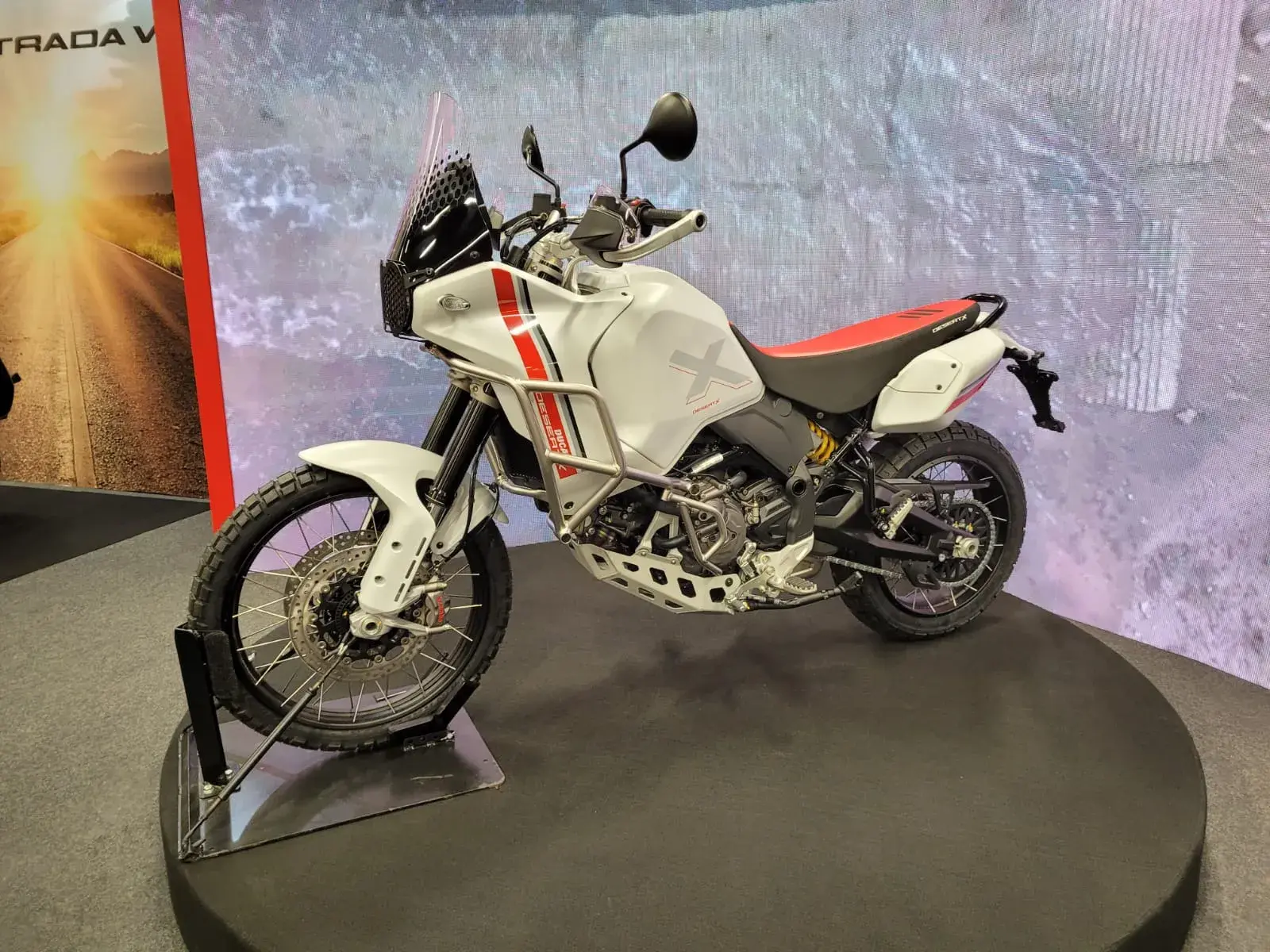 Ducati DesertX é lançada no Brasil por R$ 97.990