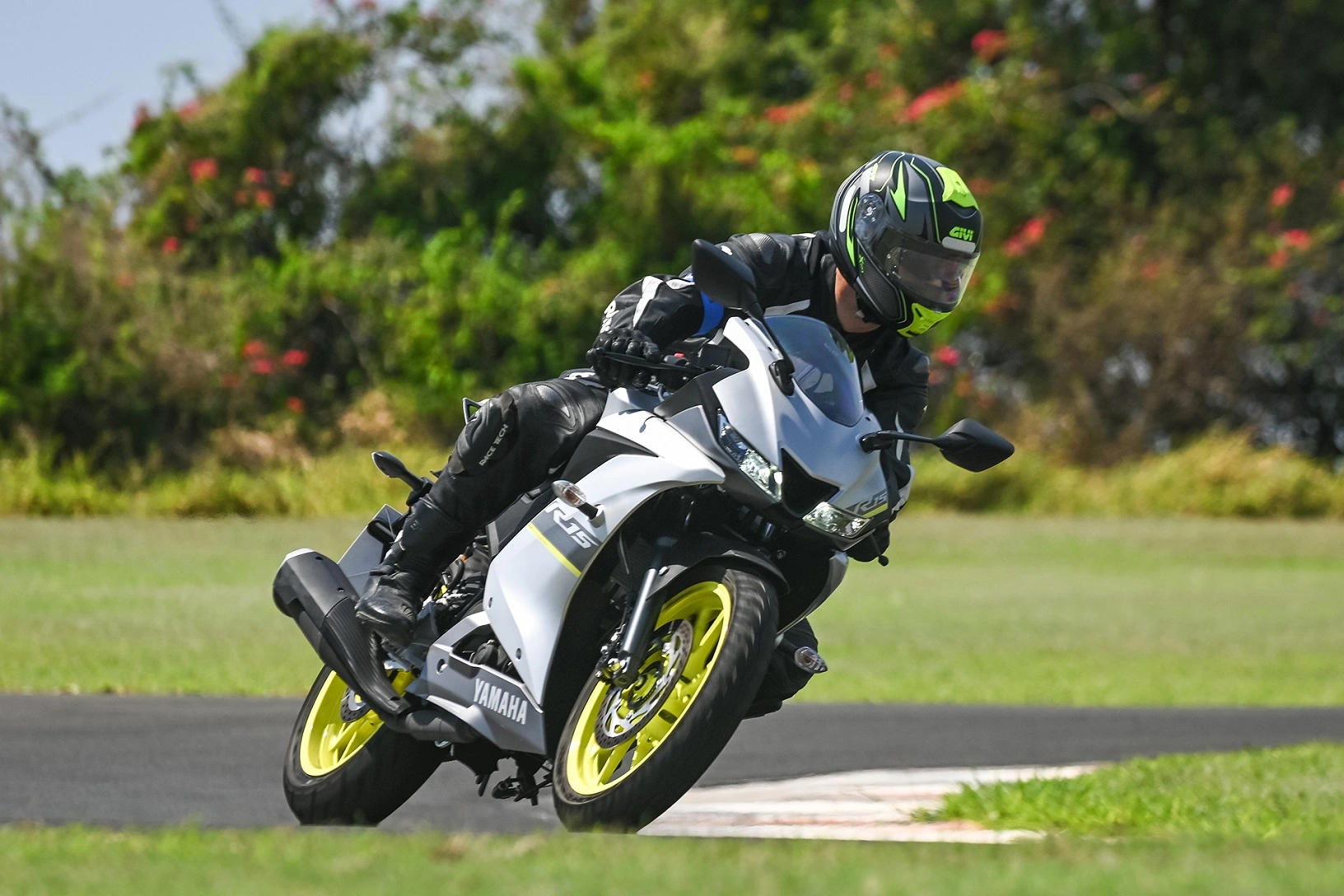 Yamaha R15 Gustavo Epifanio (2)