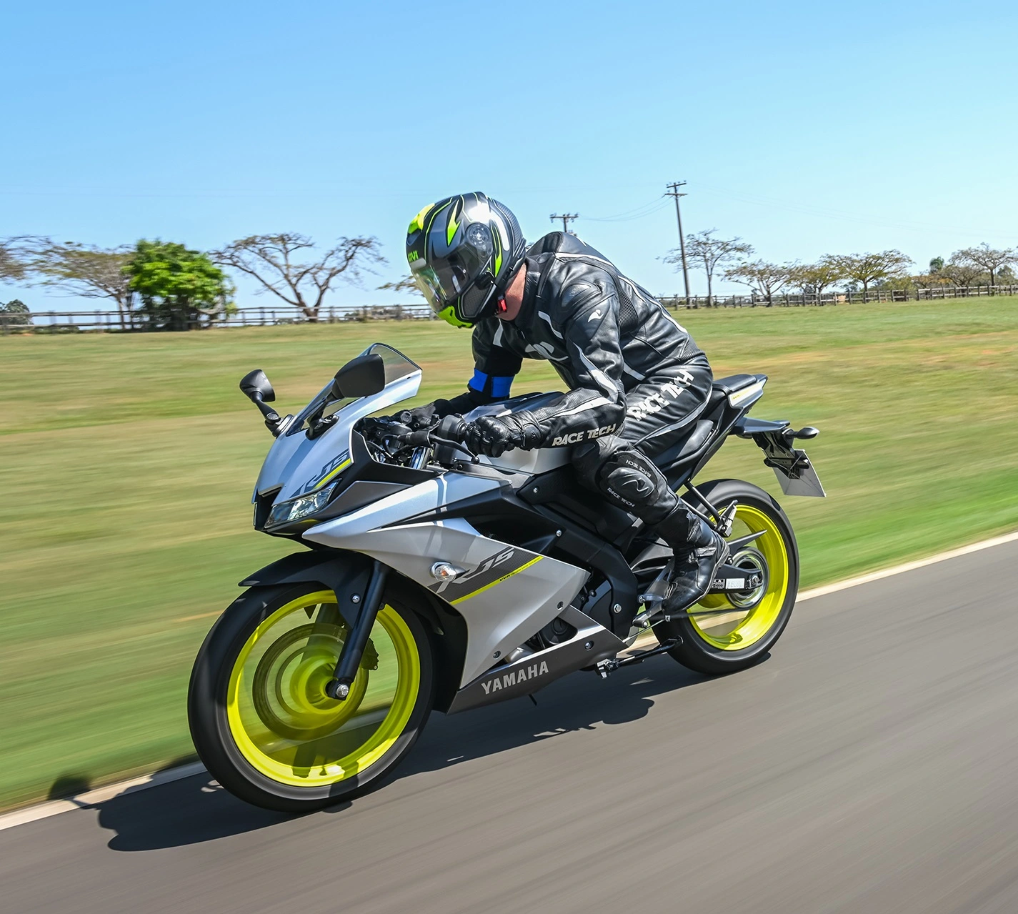 Yamaha R15, 'Irmã' menor da R3, traz visual mais esportivo na linha 2020, Motos