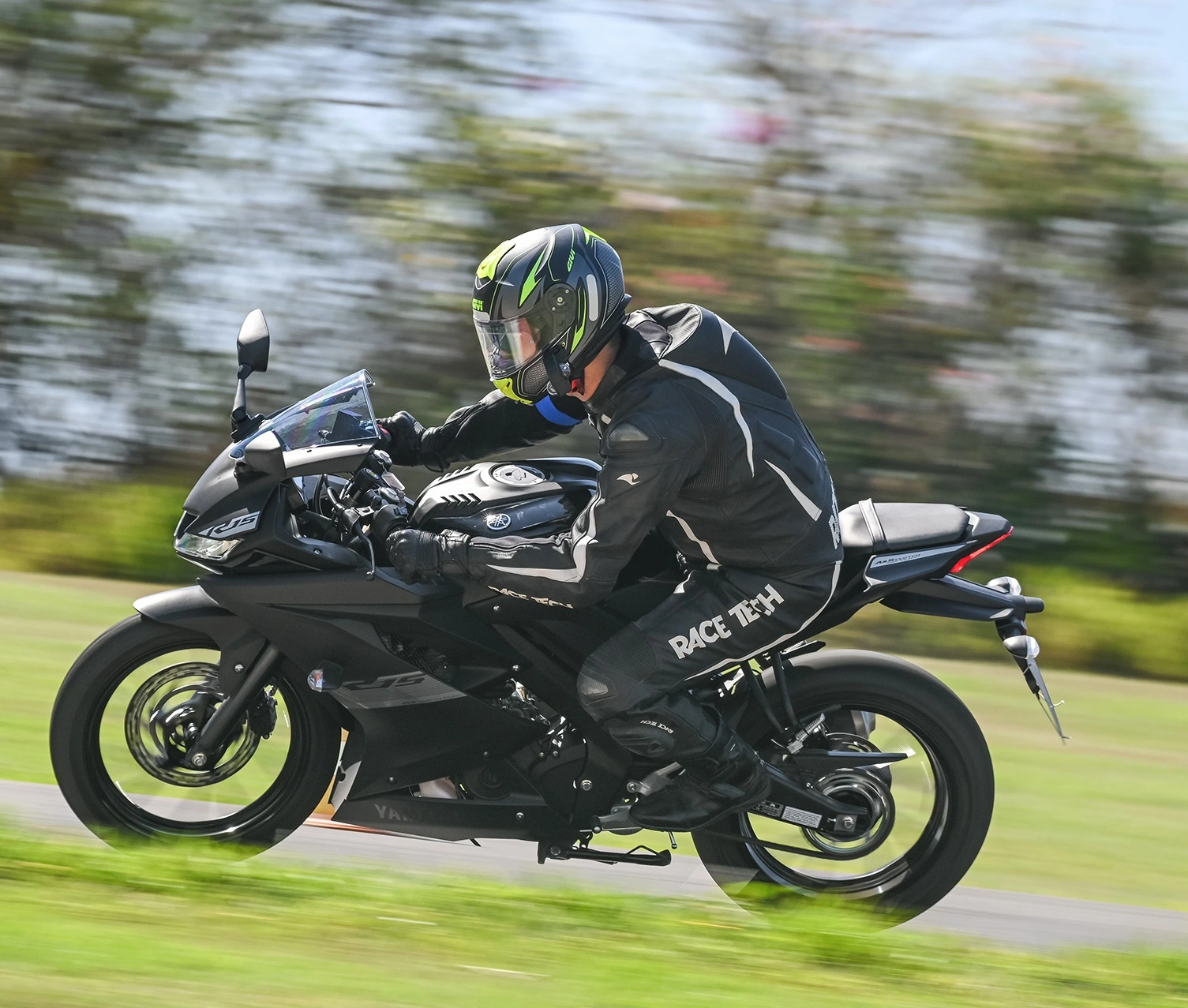 Yamaha R15, 'Irmã' menor da R3, traz visual mais esportivo na linha 2020, Motos