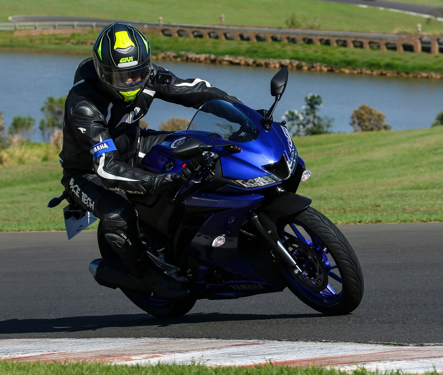 Yamaha R15 Shalon (1)