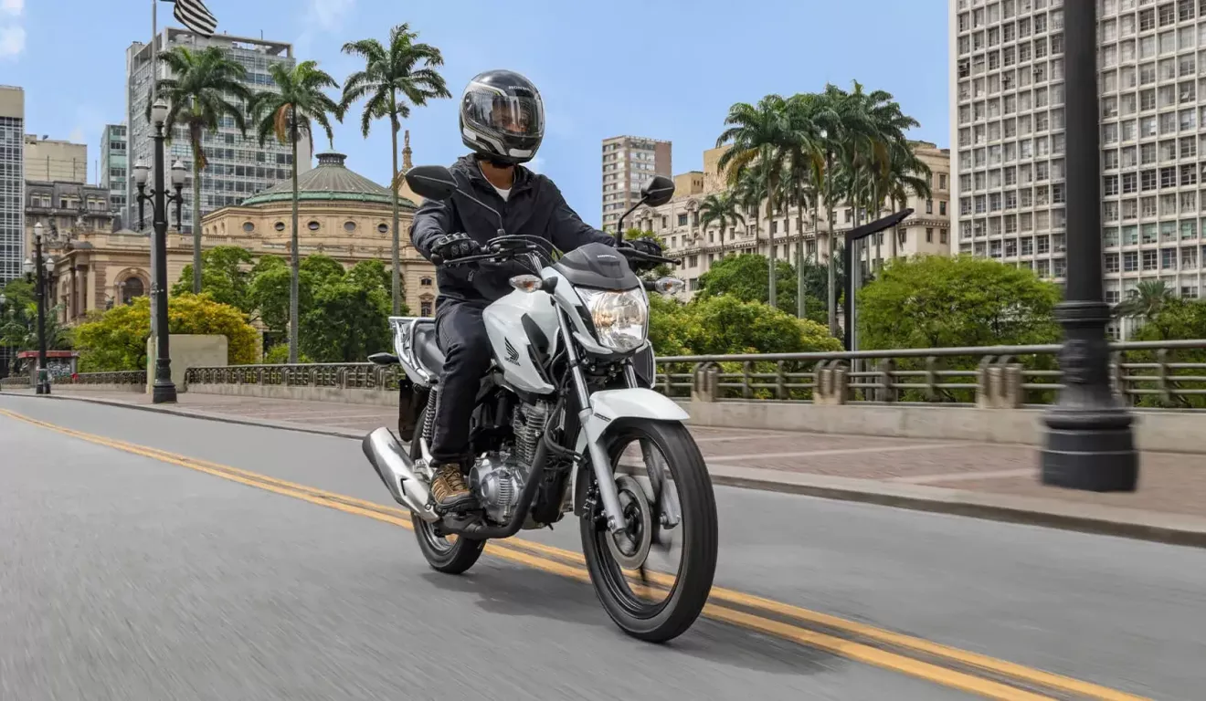 Piloto Na Estrada De Asfalto Com Moto Honda Cg 160 Cargo motos para trabalho