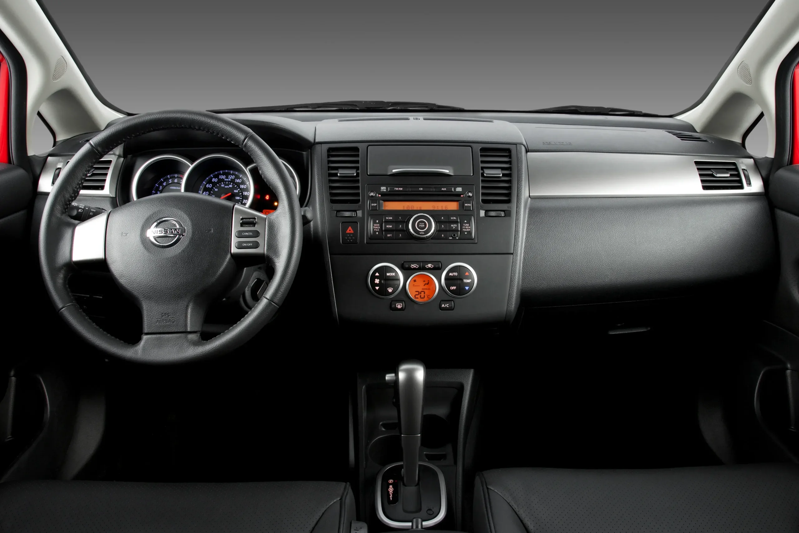 Nissan Tiida (4)