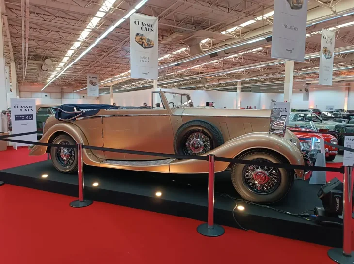 Rio sedia excepcional exposição de carros antigos