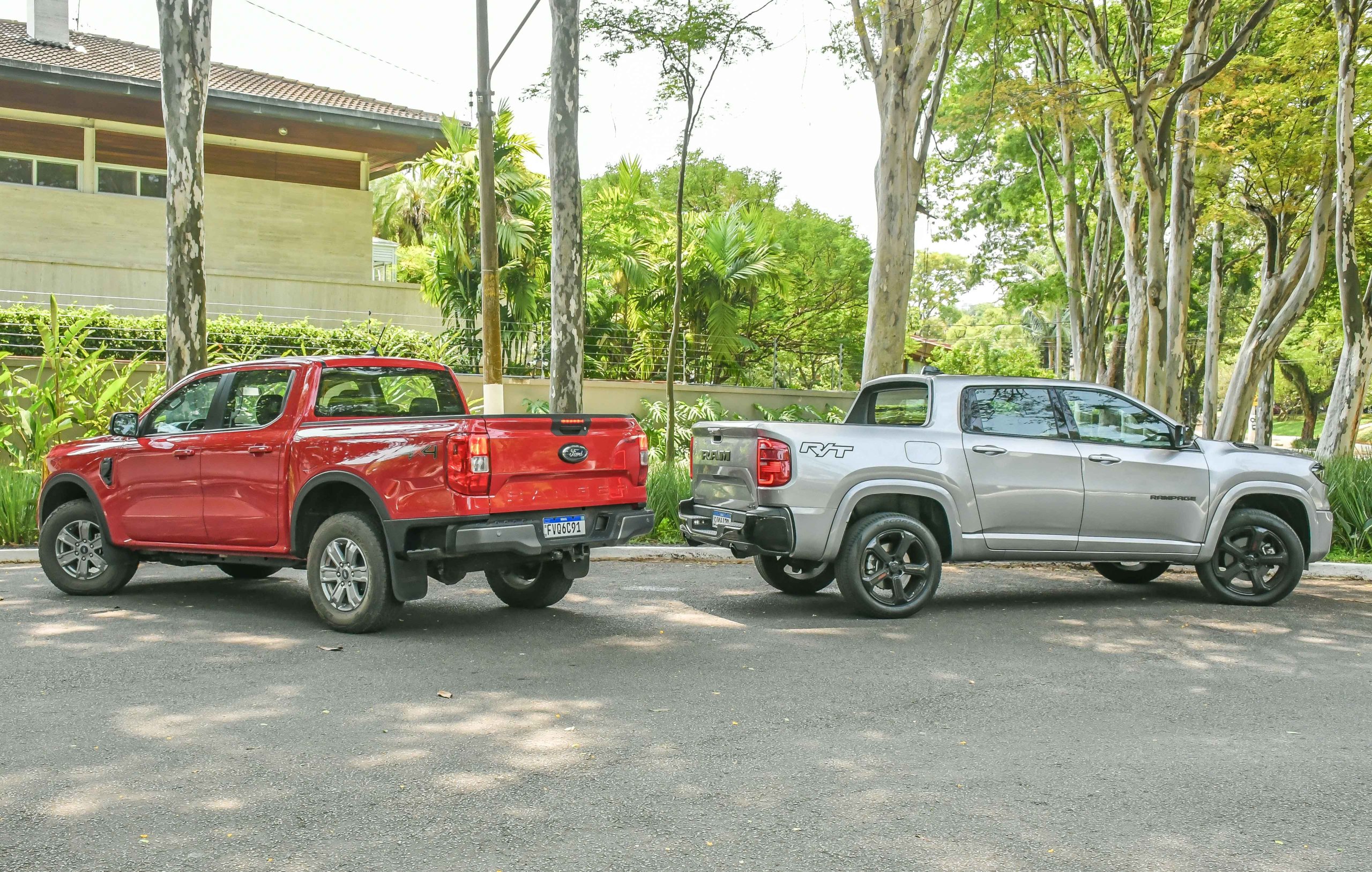  A Ram Rampage tem suspensão independente na traseira; já a Ford Ranger tem eixo rígido