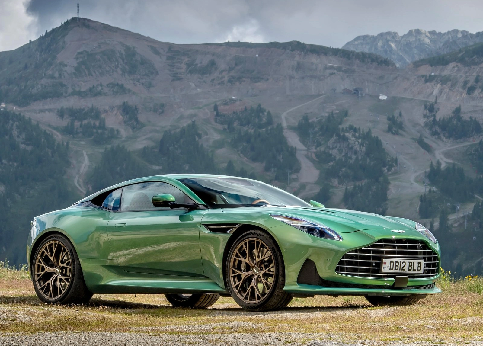 Aston Martin DB12 2024