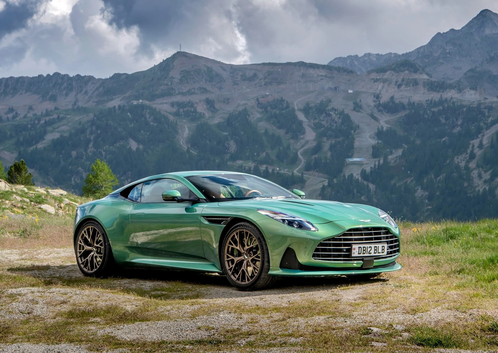 Aston Martin DB12 2024