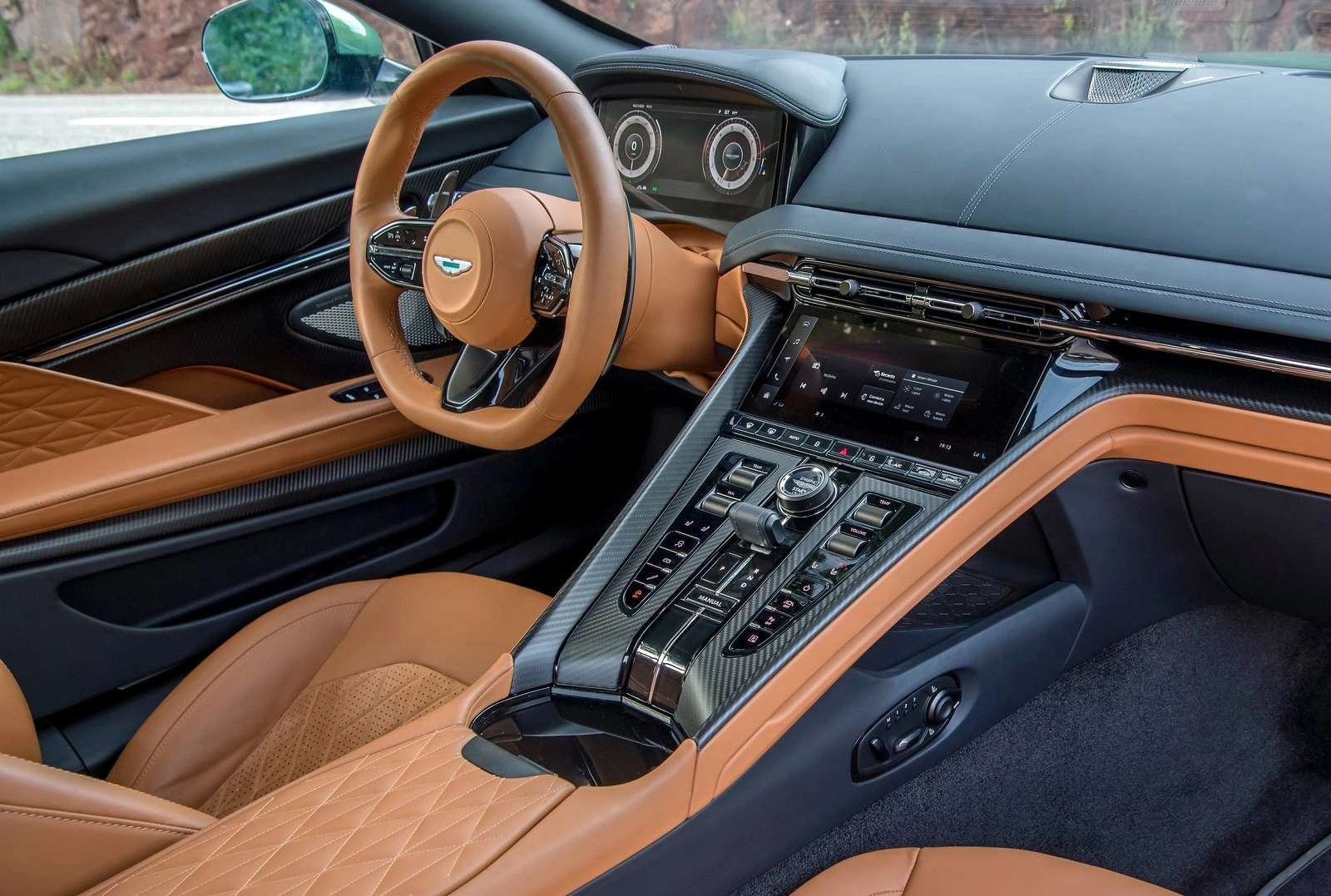 Aston Martin DB12 2024