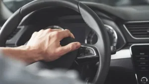 Homem Acionando A Buzina Do Volante