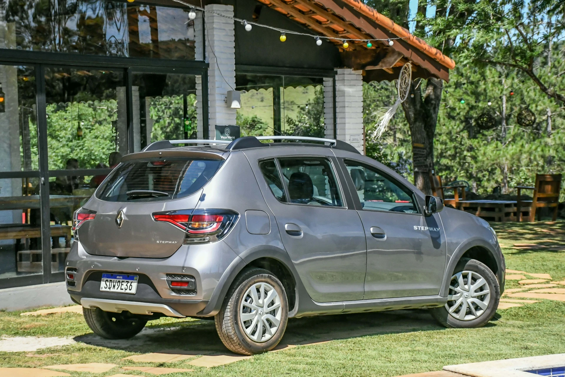 Renault Stepway Zen 1.0 oferece bom espaço interno Webmotors