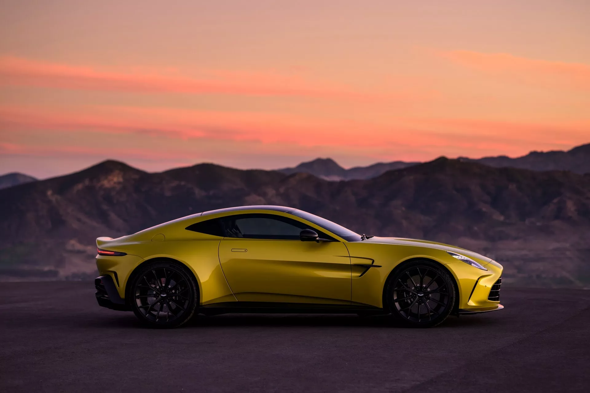 Aston Martin Lan a Modelo Mais Potente Em 74 Anos Webmotors aston-martin-lan-a-modelo-mais-potente-em-74-anos-webmotors