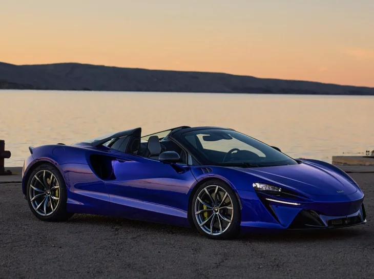 McLaren lança conversível híbrido com 700 cv