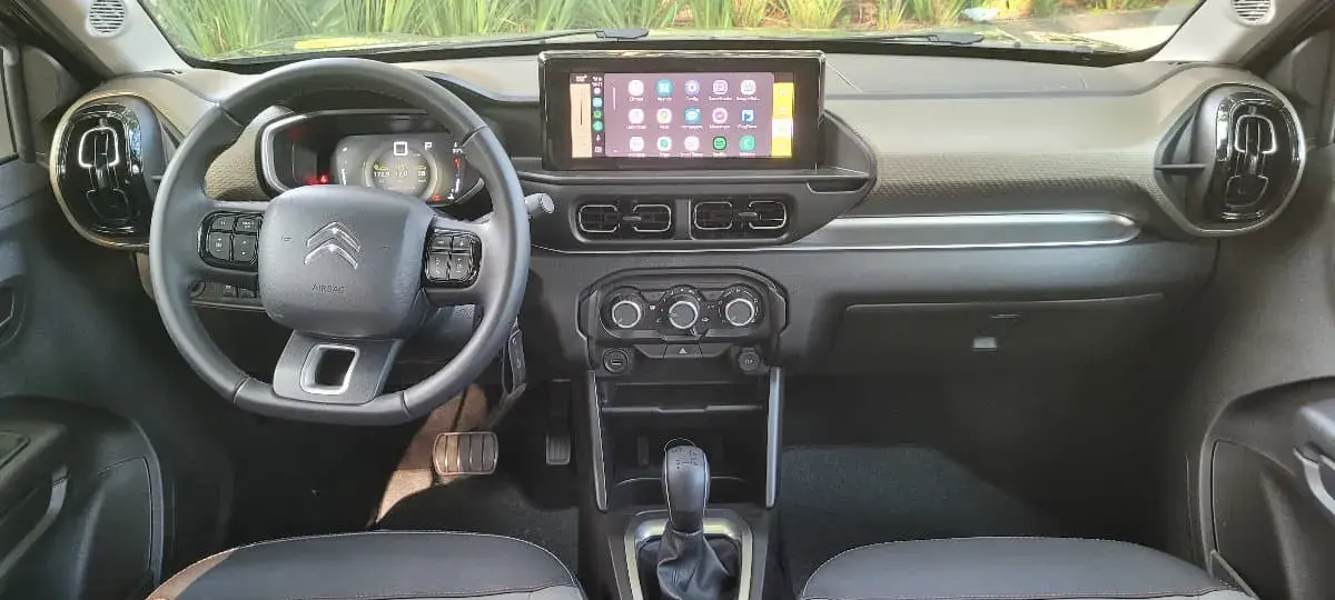  A central multimídia com tela de 10 polegadas sensível ao toque é rápida e intuitiva; definitivamente um dos equipamentos mais importantes do SUV da Citroën