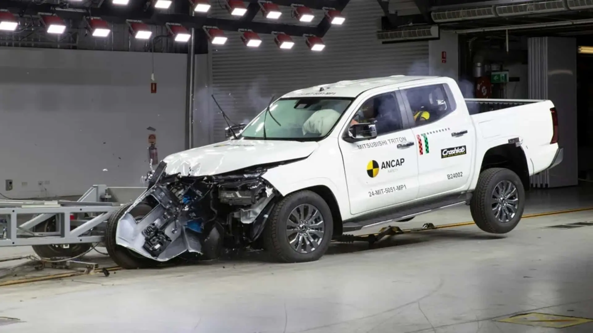 Mitsubishi L200 Triton Crash Test (2)