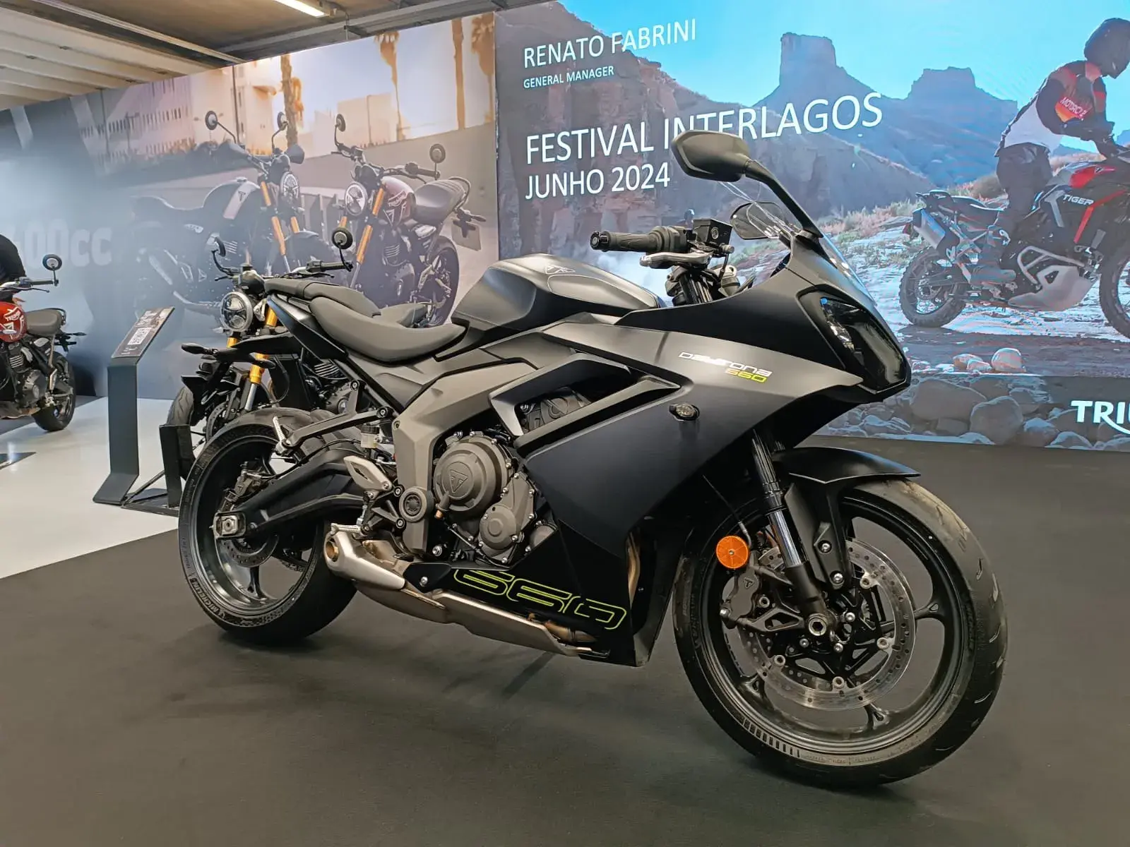 Triumph Daytona 660 02