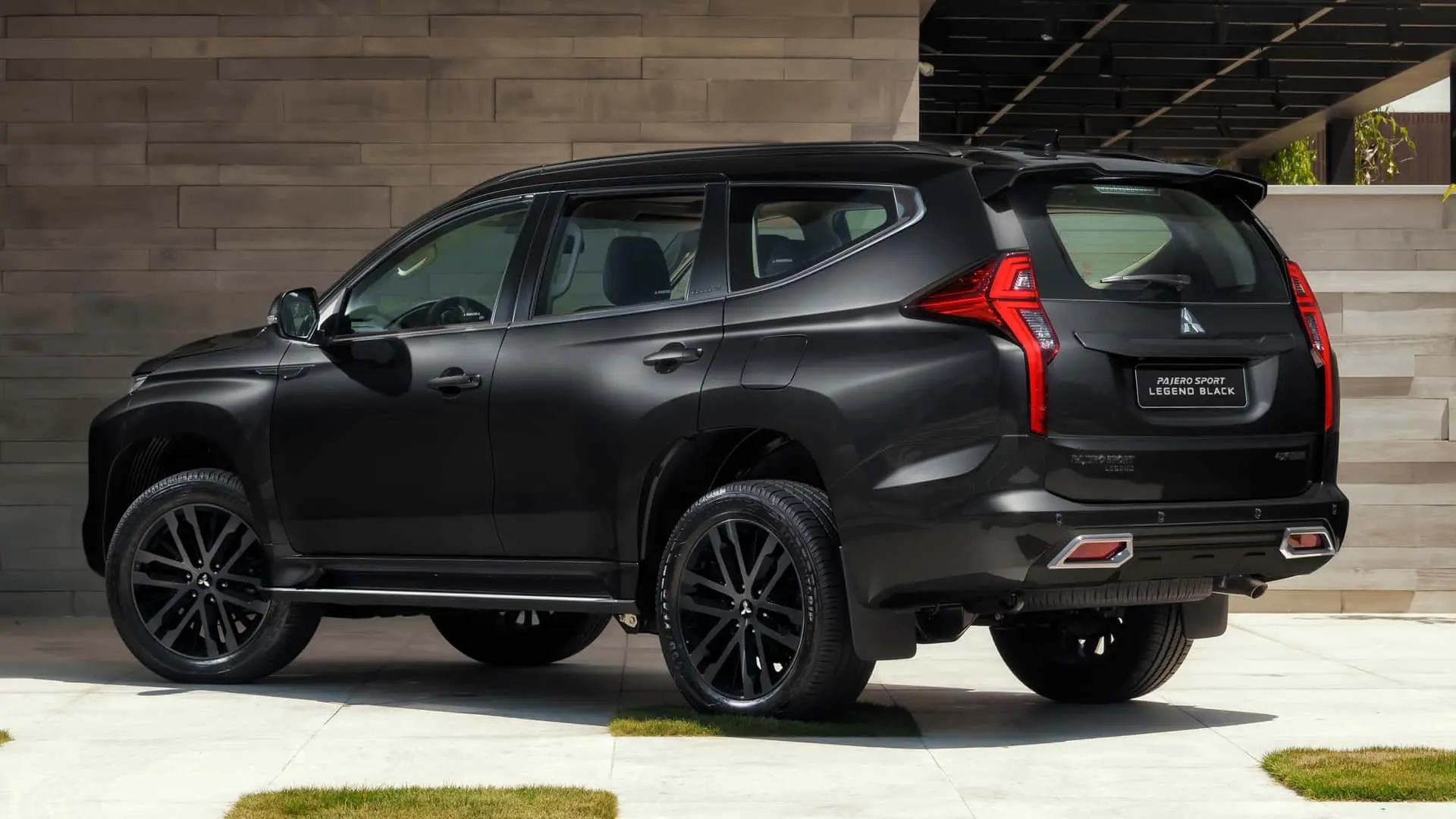 Mitsubishi Pajero Sport Legend Black 3