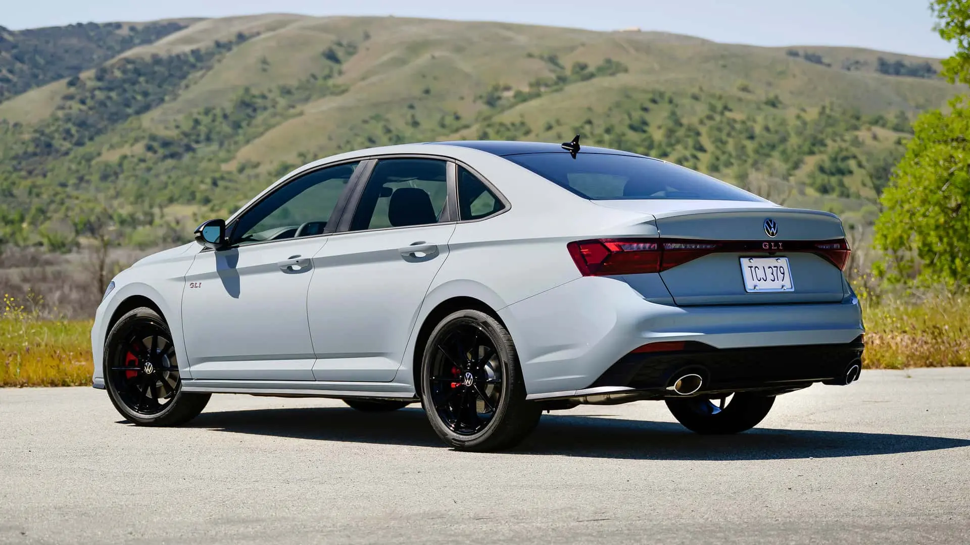 Novo Jetta ganha grade iluminada e câmbio manual; versão GLI virá ao Brasil?