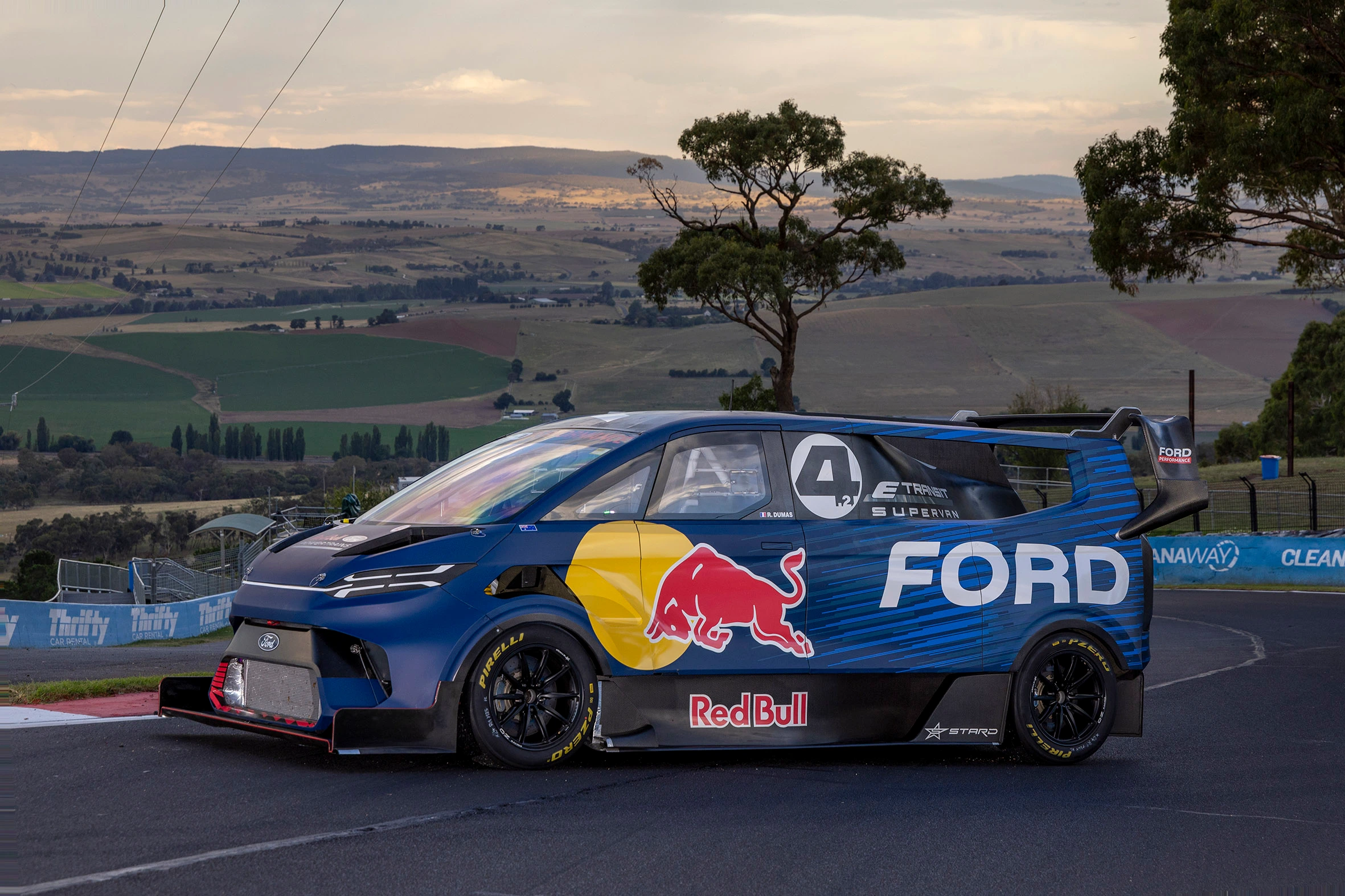 Ford Transit Supervan 4.2 Destaque