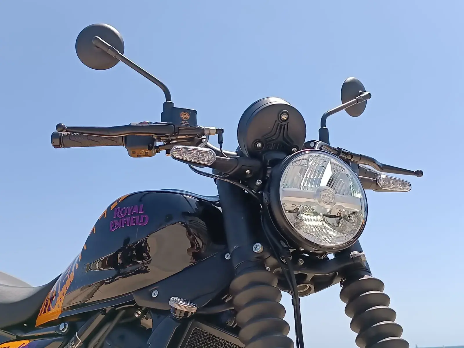 Royal Enfield Guerrilha 450 Detalhe Do Farol (1)