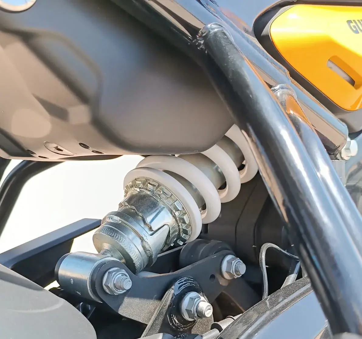 Royal Enfield Guerrilha 450 Suspensão Traseira (4)