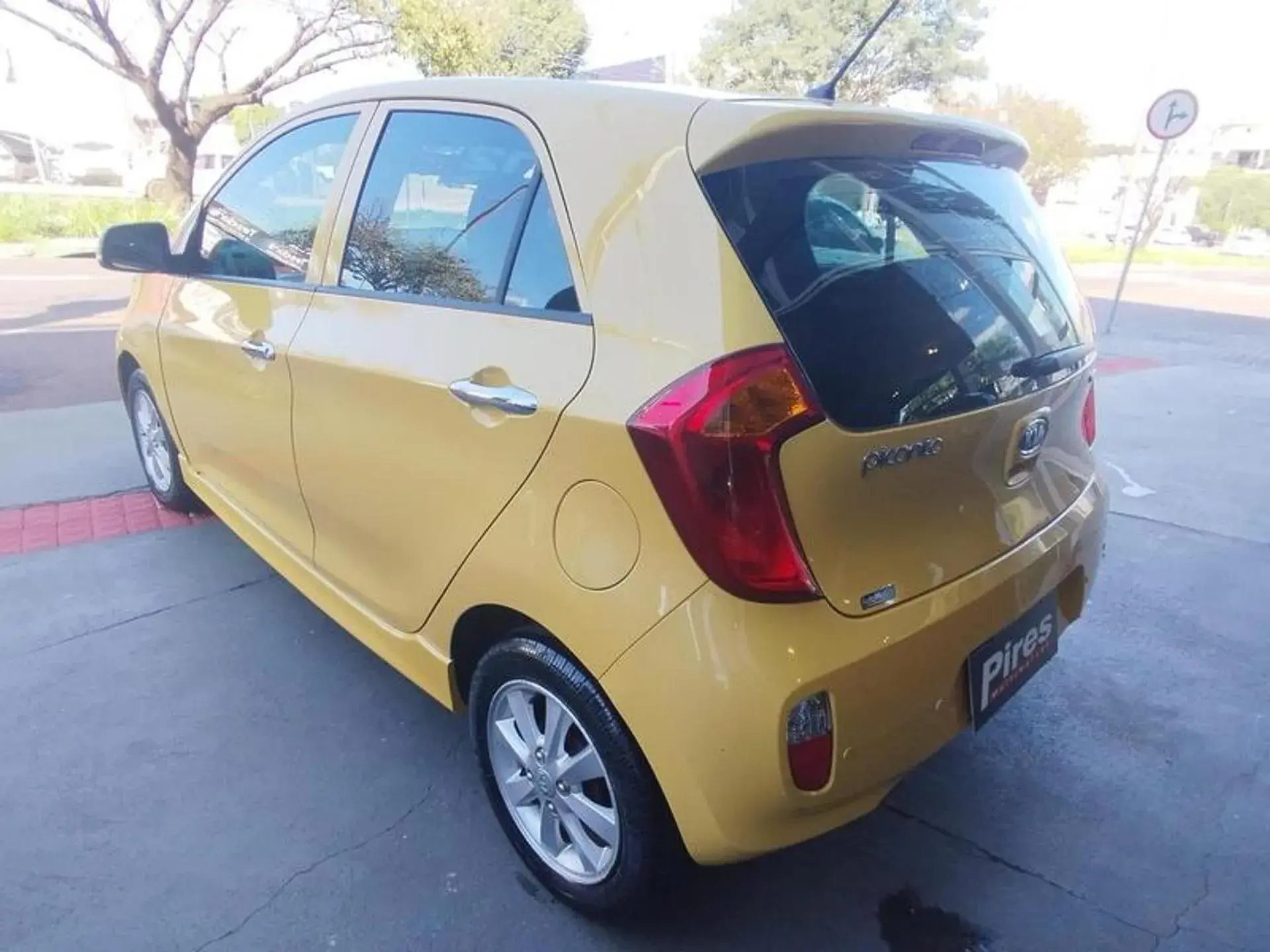 Kia Picanto Ex 2012 Traseira