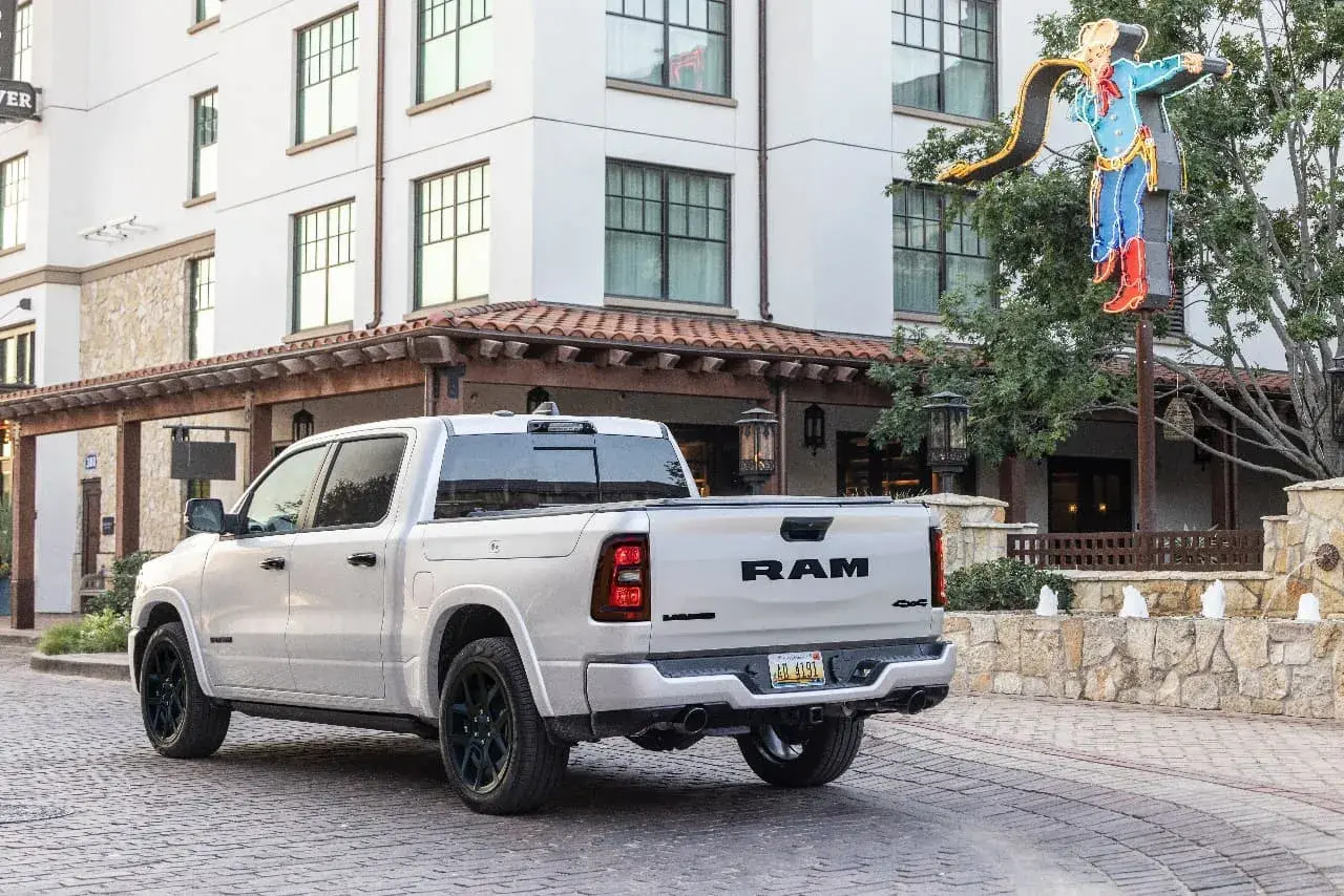 Ram 1500 Laramie Night Edition (20)