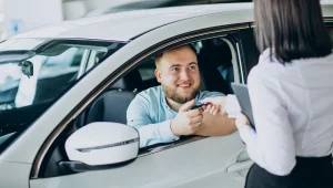 Homem dentro do carro esperando a chave do black feirão webmotors