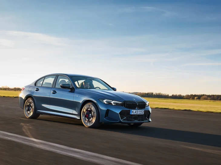 BMW 330e estreia nova bateria e visual atualizado