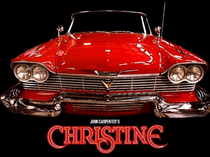 A possessiva Christine detona todos aqueles que entram no caminho do seu jovem dono