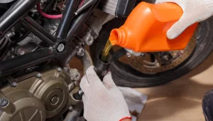 A troca do óleo do motor deve obedecer aos intervalos recomendados no manual da moto