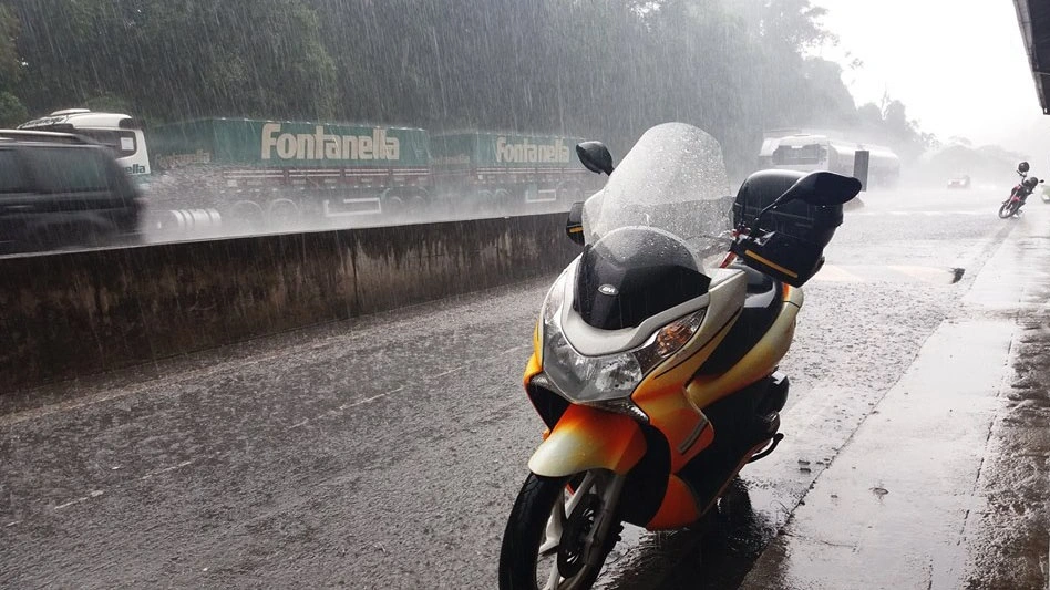 Moto Na Chuva 3