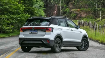 T-Cross Highline branco em posição de 3/4 de traseira