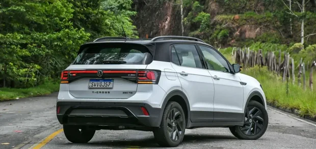 T-Cross Highline branco em posição de 3/4 de traseira