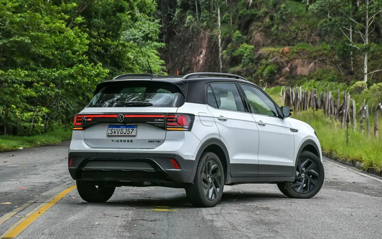 T-Cross Highline branco em posição de 3/4 de traseira